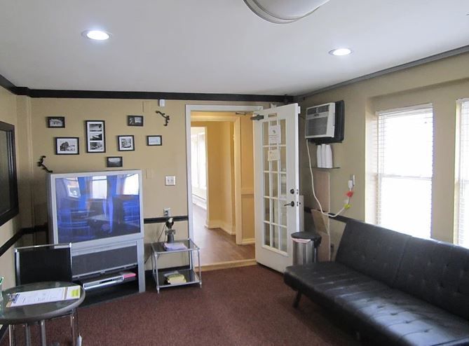 Ashburn Court Apartments: 506 S Graham Ave, Carbondale, IL 62901
